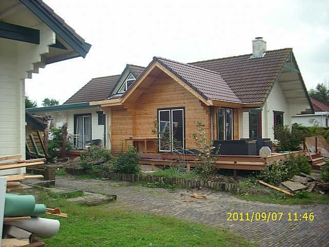 Aanbouw van een houten woning op Ameland