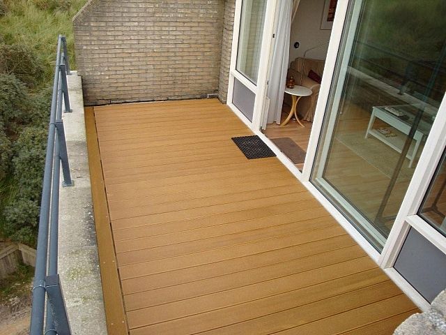 Houten terras en tuinafscheiding